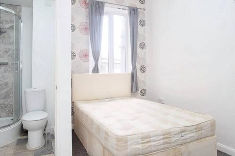 1 bedroom in a flat share to rent, Whitechapel Road, London E1