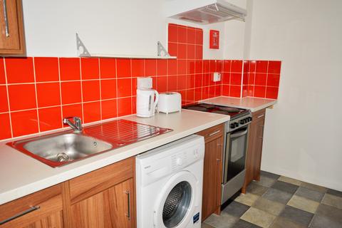 1 bedroom in a flat share to rent, Whitechapel Road, London E1