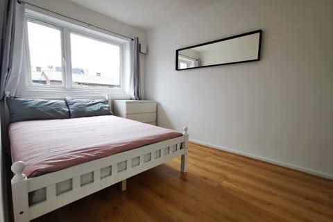 4 bedroom flat share to rent, Salmon Lane, London E14