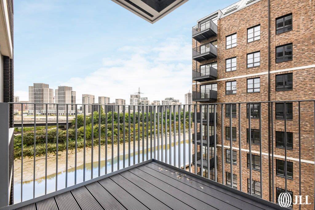 20 Goodluck Hope Walk London E14 1 bed flat £2,058 pcm (£475 pw)