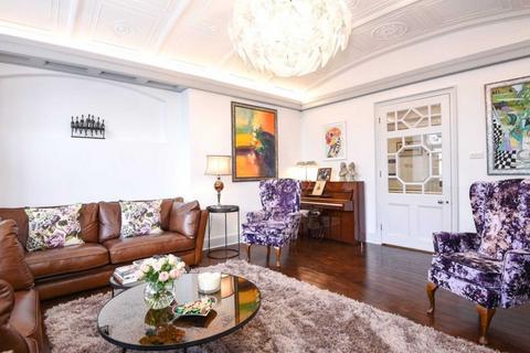 3 bedroom flat to rent, Gordon Avenue, Stanmore