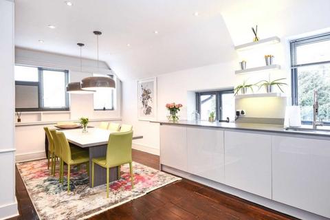 3 bedroom flat to rent, Gordon Avenue, Stanmore