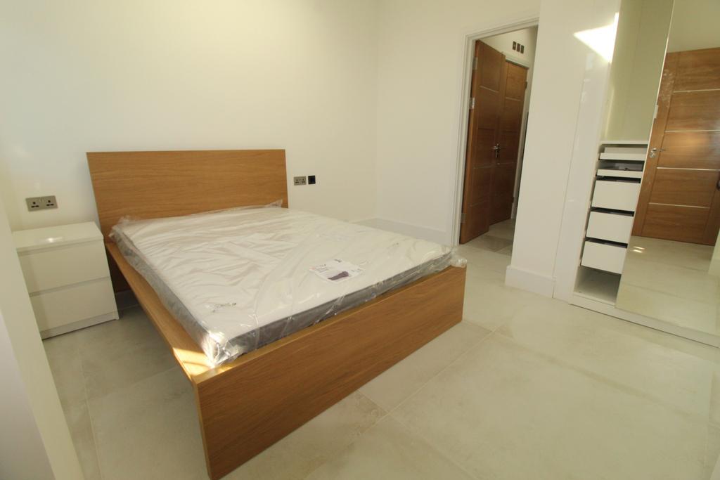 Pinner, HA5 Studio £900 pcm (£208 pw)