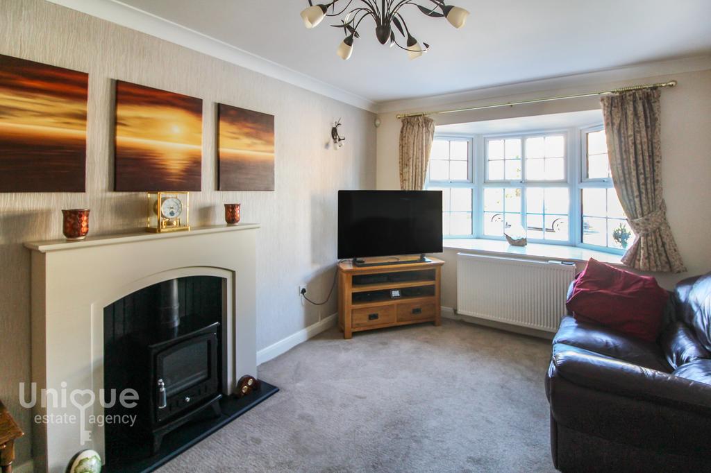 Nelson Way, Lytham St. Annes, FY8 3 bed semidetached house £300,000