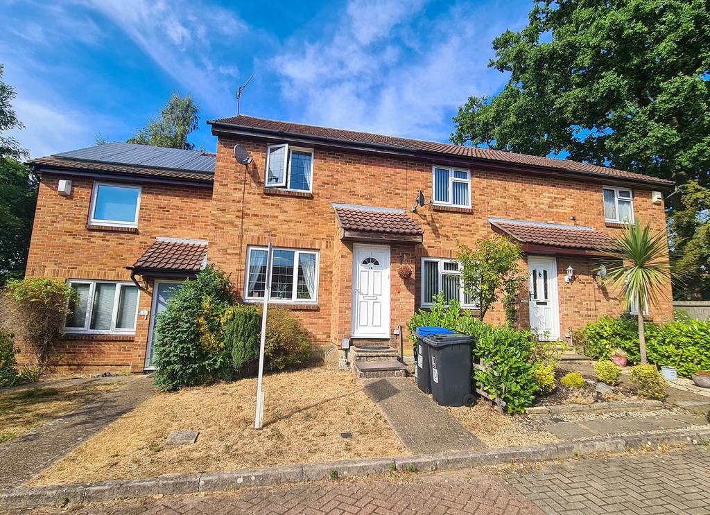 Clover Court, Woking, GU22 3 bed terraced house £1,600 pcm (£369 pw)
