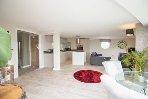 2 bedroom apartment to rent, City Wharf, Atlantic Wharf, Cardiff