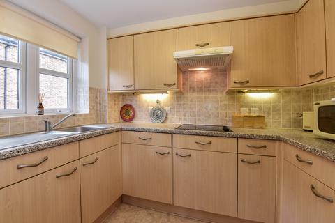 2 bedroom flat to rent, Tower Road, Liphook