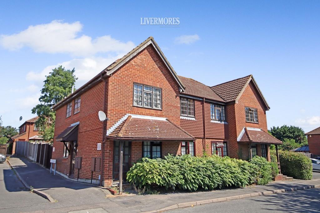 Blackmans Close, Dartford, Kent. 2 bed ground floor £1,200 pcm (£277 pw)