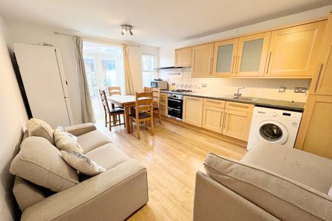 4 bedroom townhouse to rent, Walton Close, London , SW8