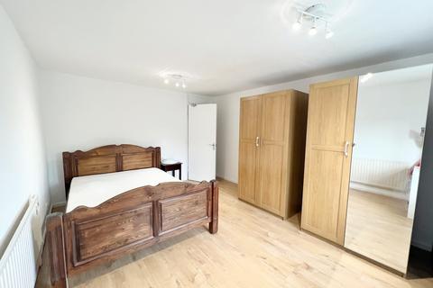 4 bedroom townhouse to rent, Walton Close, London , SW8