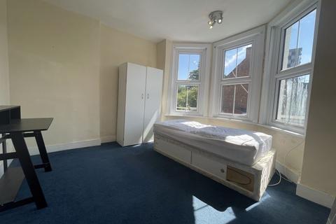 3 bedroom flat for sale - Manor Park Crescent, Edgware