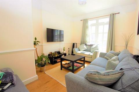 Property to rent - Warwick Road, Bounds Green N11