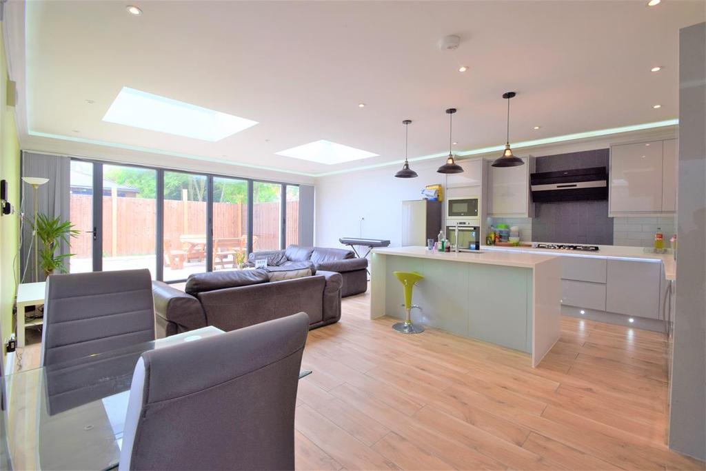 Angles Road, Streatham, SW16 4 bed semidetached house £4,280 pcm (£