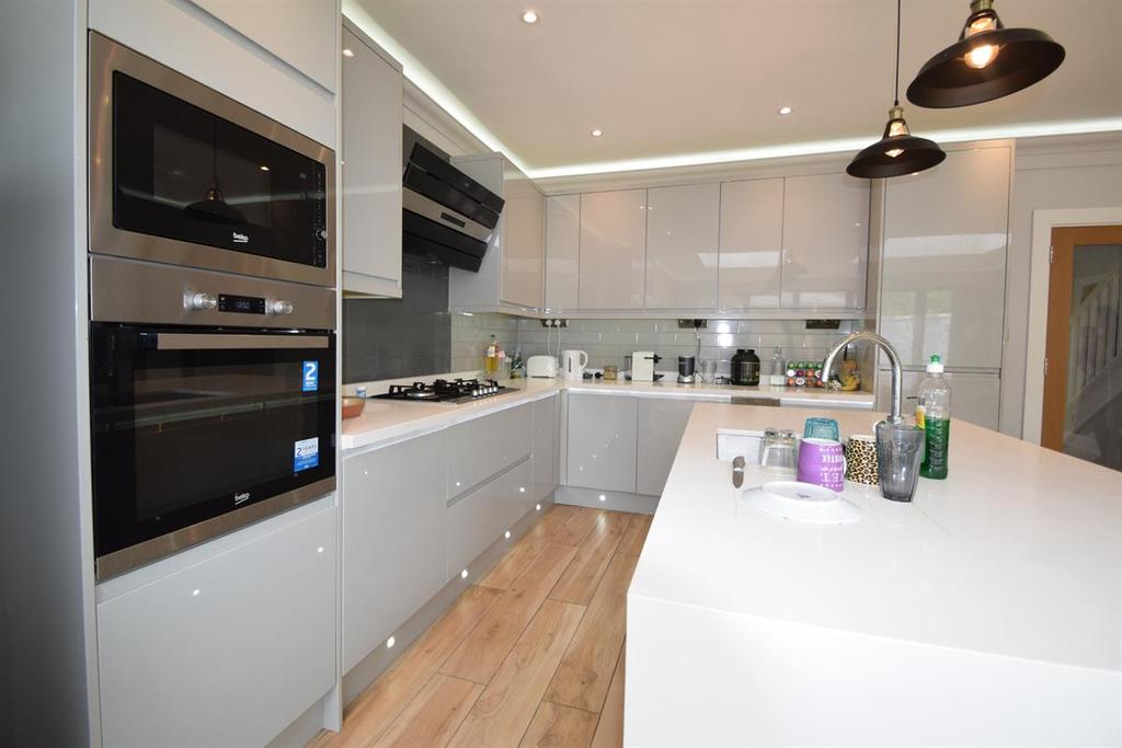 Angles Road, Streatham, SW16 4 bed semidetached house £4,280 pcm (£