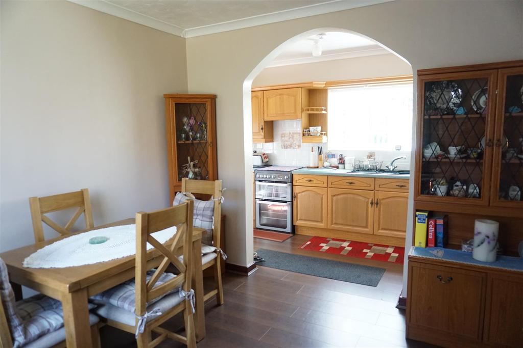 Edward Road, Carcroft, Doncaster 3 bed semidetached house for sale £