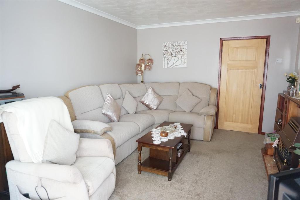 Edward Road, Carcroft, Doncaster 3 bed semidetached house for sale £