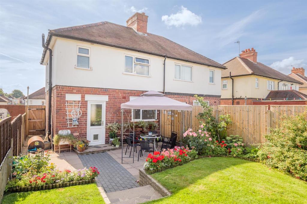Mount Road, Wordsley, DY8 5AR 2 bed semidetached house £195,000