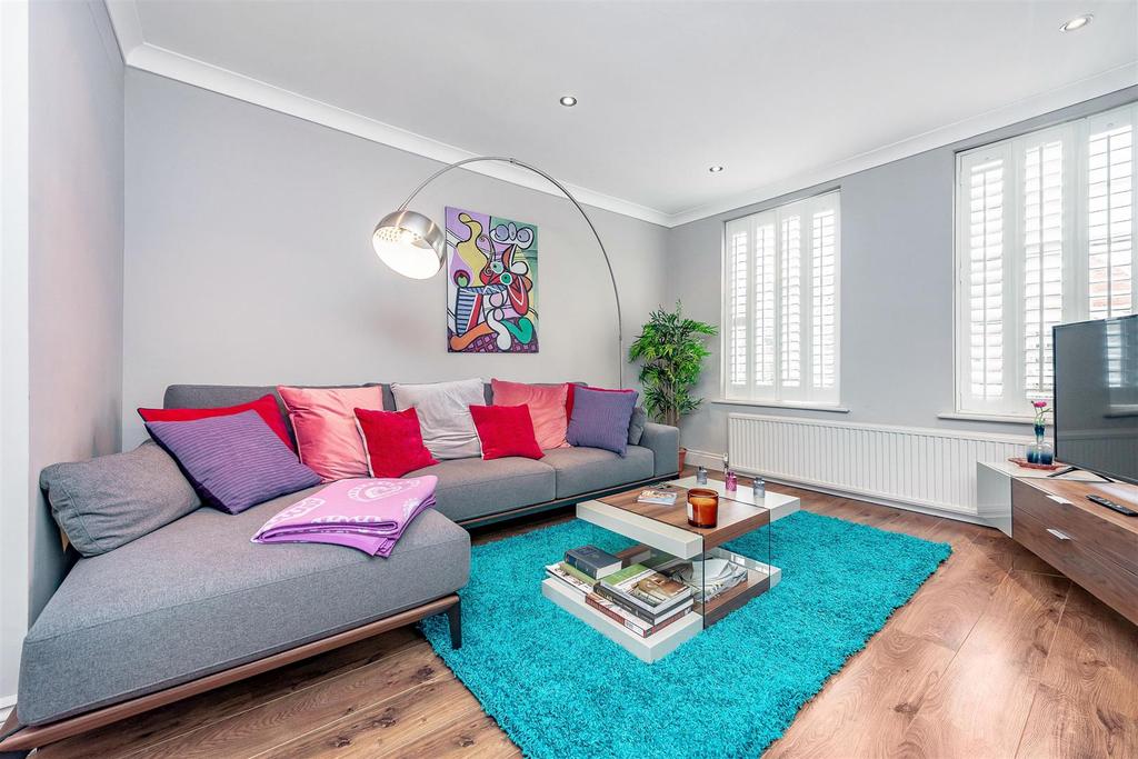 White Hart Lane, Barnes, SW13 2 bed flat £2,500 pcm (£577 pw)