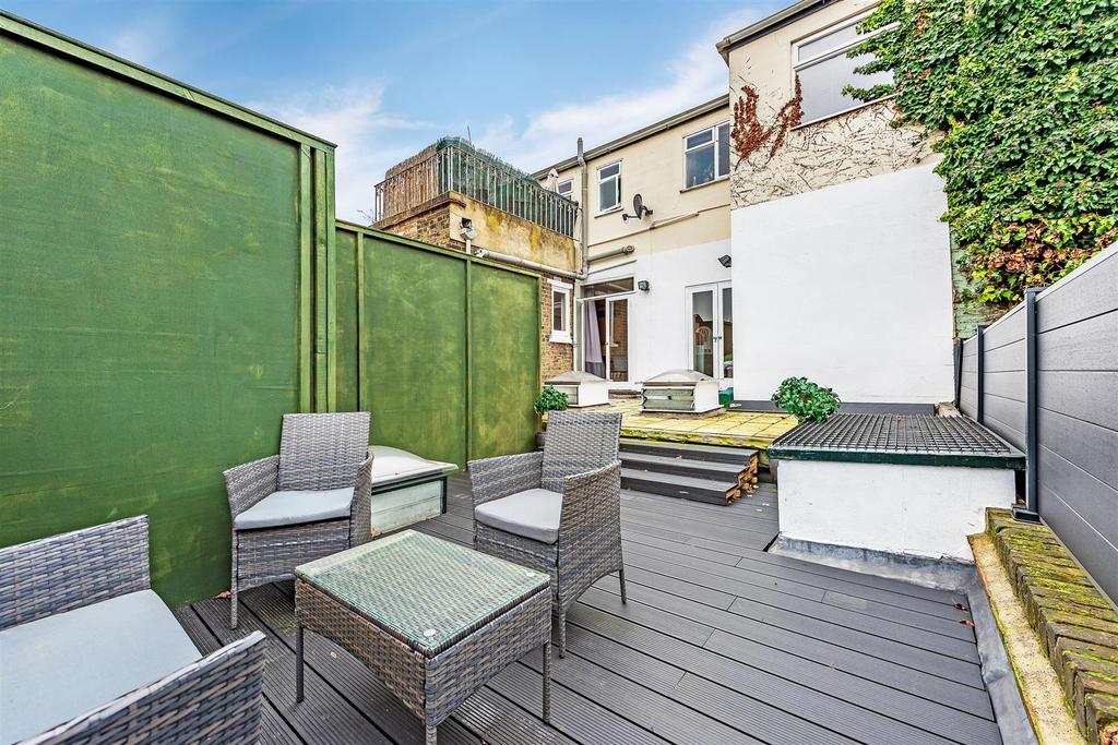 White Hart Lane, Barnes, SW13 2 bed flat £2,500 pcm (£577 pw)