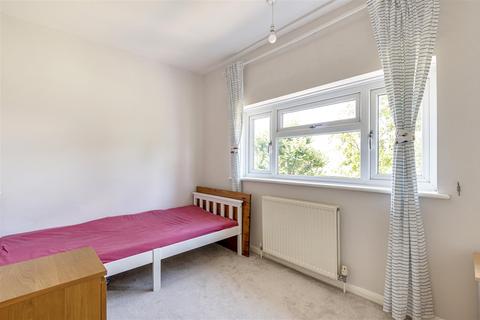 18, Bramshott Court South Bank, Surbiton, KT6 6DD