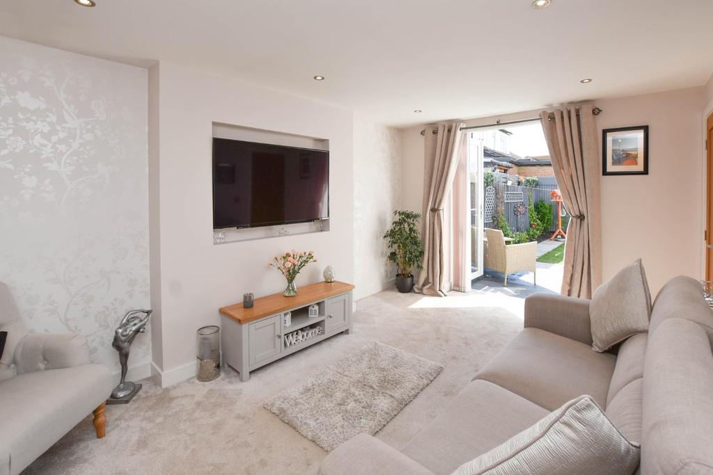 Harrison Crescent, Blackrod, BL6 5EX 2 bed semidetached bungalow for