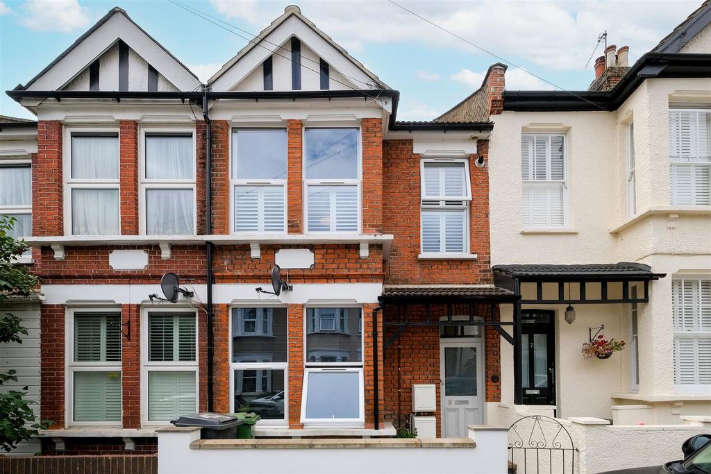 Connaught Road, Chingford, London 2 bed flat £1,450 pcm (£335 pw)