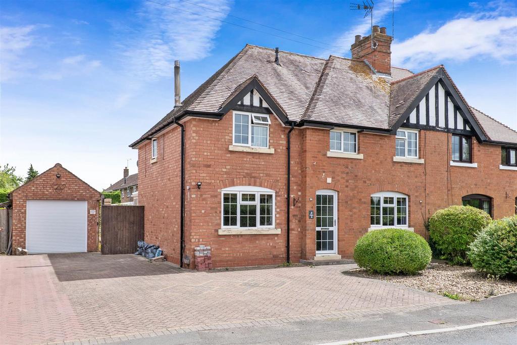 Manor Road, Wickhamford, Evesham 4 bed semidetached house for sale £