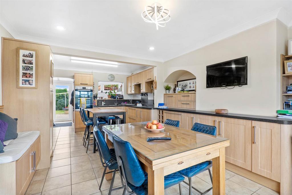 Manor Road, Wickhamford, Evesham 4 bed semidetached house £400,000