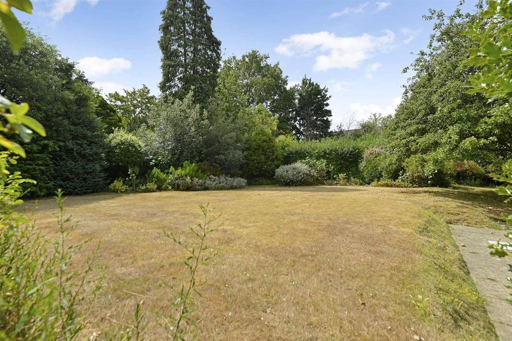 Cross Lanes, Guildford 2 bed bungalow for sale £800,000