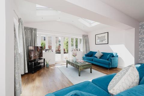 6 Holly Close, Epsom, KT19 8FQ