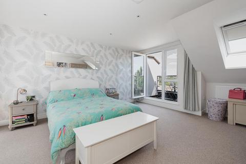 6 Holly Close, Epsom, KT19 8FQ