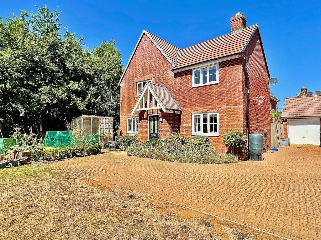 Willow Gardens, Brixworth, Northamptonshire, NN6 4 bed detached house