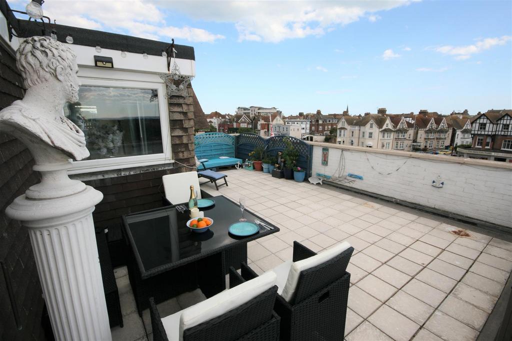 Clifford Road, BexhillonSea 2 bed penthouse for sale £350,000
