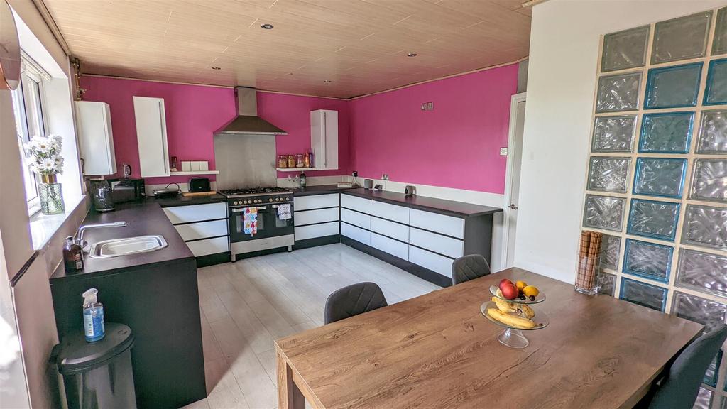 Brockfield Park Drive, Huntington, York, YO31 9EF 3 bed semidetached