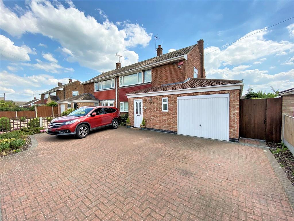 Russell Avenue, New Balderton, Newark 3 bed semidetached house £280,000