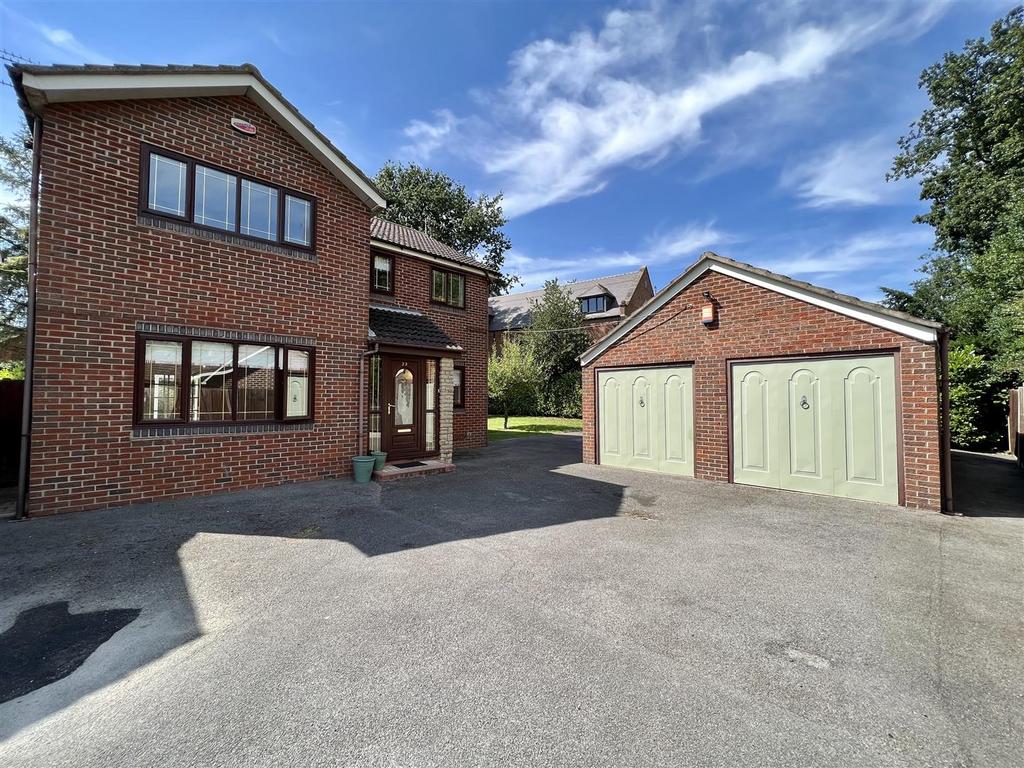 Hollin Close, Rossington, Doncaster 4 bed detached house £1,300 pcm