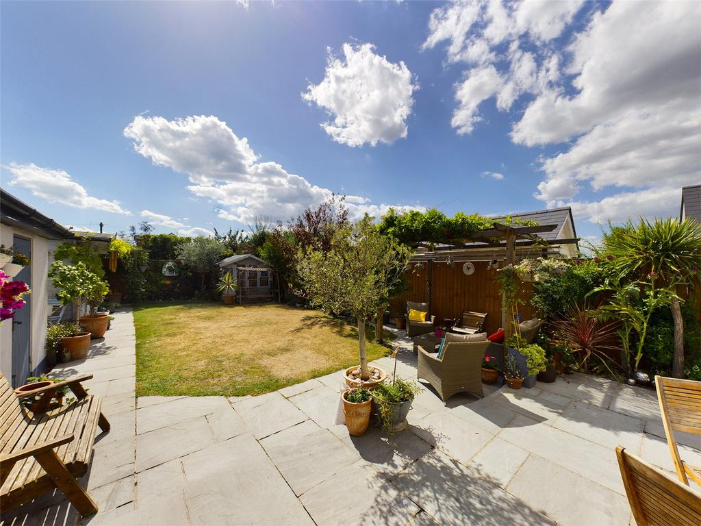 Lingwood Avenue, Christchurch... 4 bed detached house £900,000