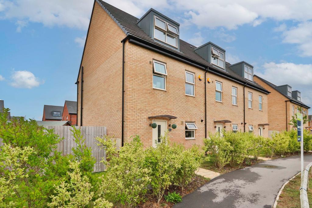 Larkin Lane, Kingswood, Hull, East Yorkshire, HU7 4 bed end of terrace