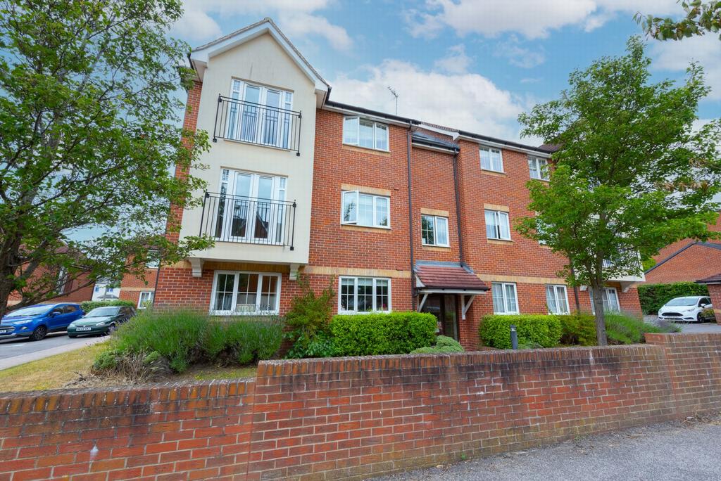 Woodside Court, Farnborough, GU14 2 bed apartment £975 pcm (£225 pw)