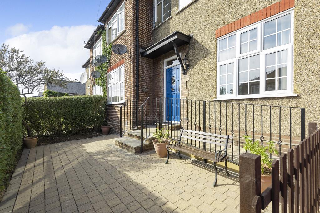 Ashbourne Avenue, Harrow on the Hill, HA2 2 bed £395,000