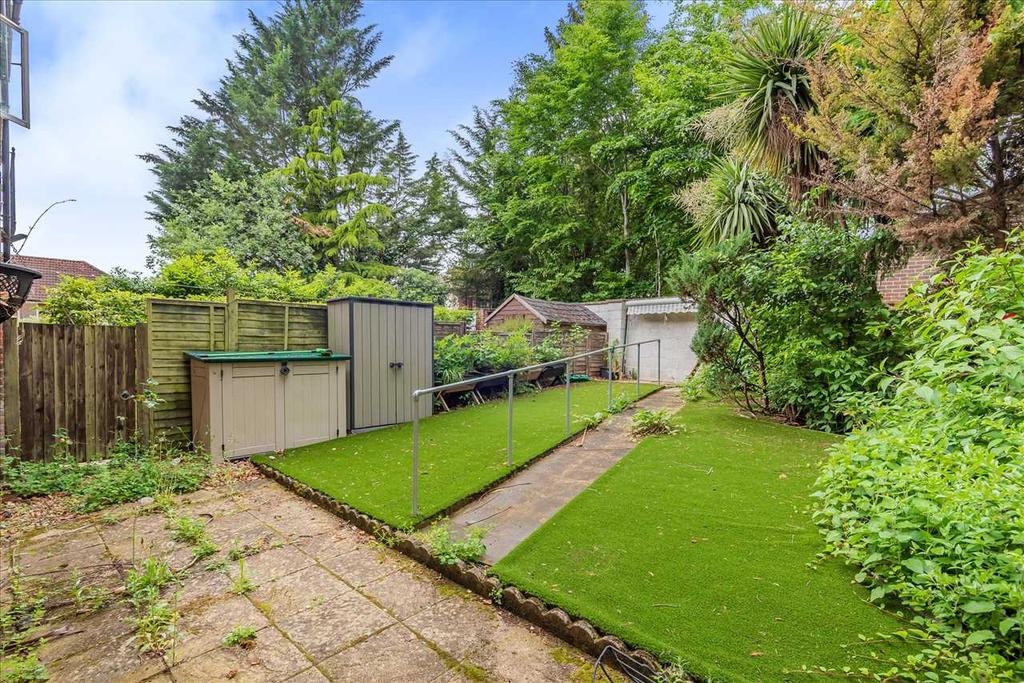 Woodlands Way, Andover 2 bed apartment £160,000