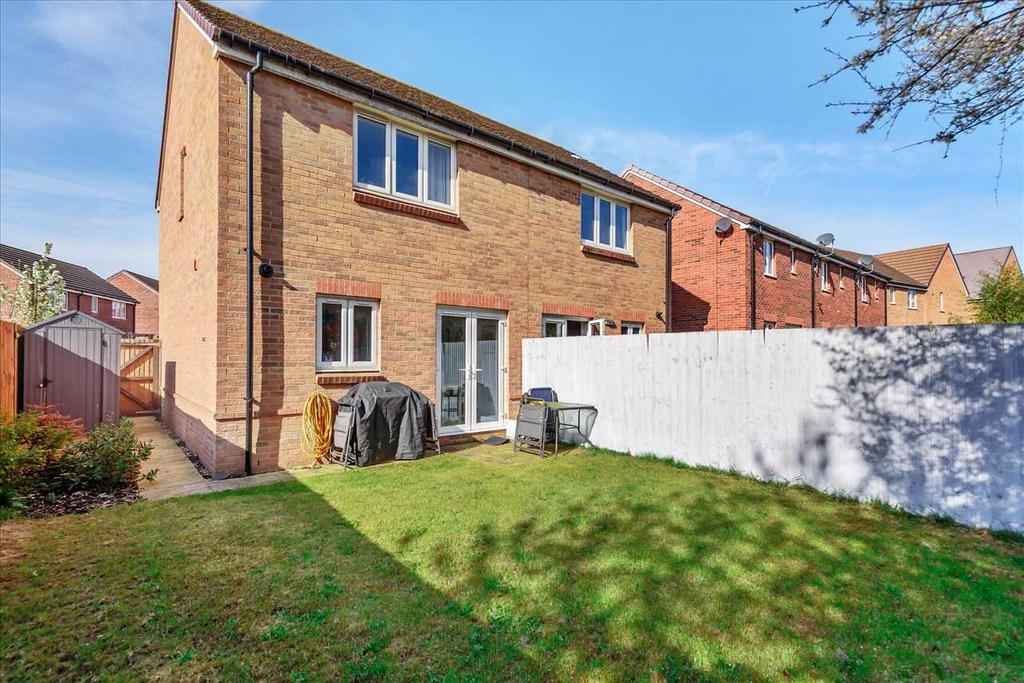 Silks Way, Andover 2 bed semidetached house £270,000