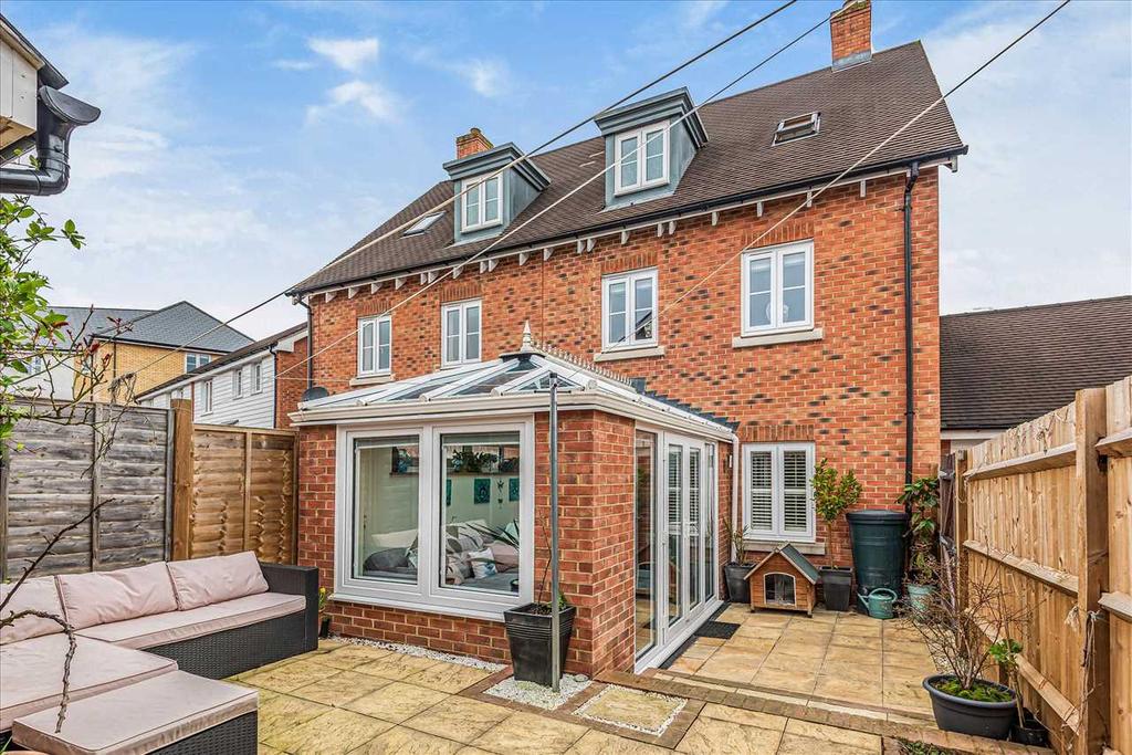 Picket Twenty Way, Andover 4 bed semidetached house £375,000