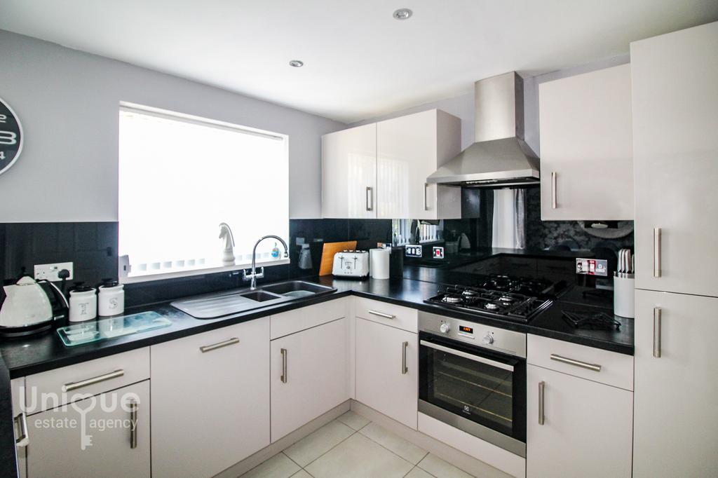 Fletcher Drive, Lytham St. Annes, FY8 3 bed detached house for sale £