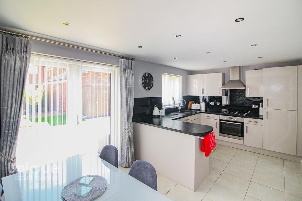 Fletcher Drive, Lytham St. Annes, FY8 3 bed detached house £260,000