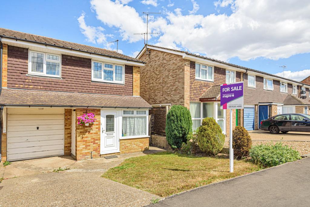 Homefield Road, Bushey, Hertfordshire, WD23 3 bed semidetached house
