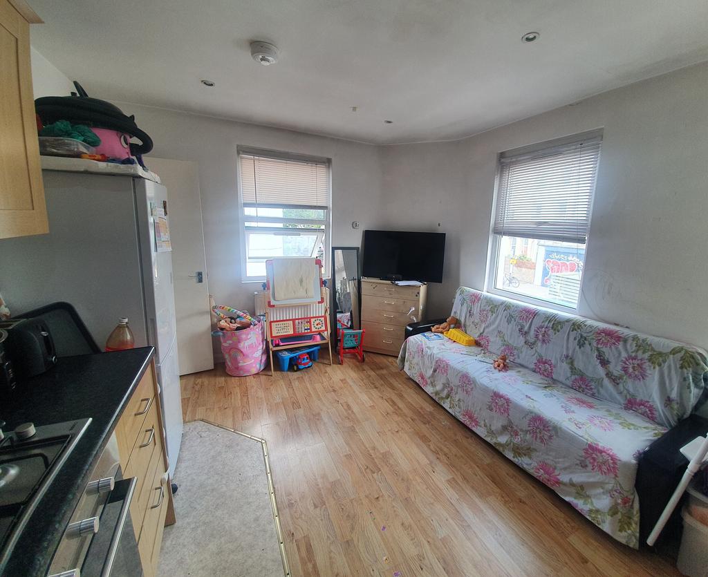 Blackstock Road, London N4 1 bed flat to rent £1,400 pcm (£323 pw)