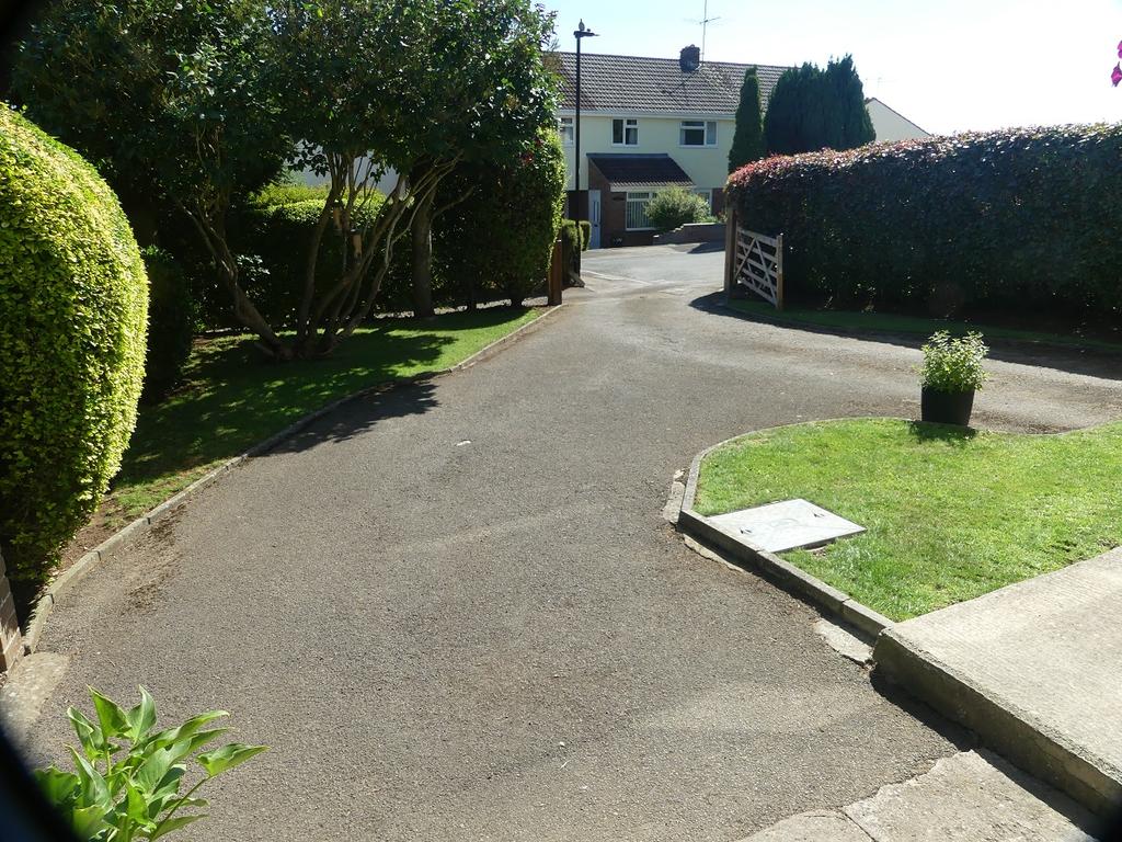 White Lion Park, Malmesbury SN16 3 bed semidetached house £340,000