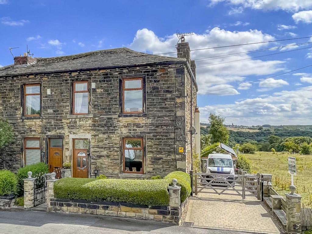 Upper Batley Low Lane, Batley 4 bed end of terrace house £350,000