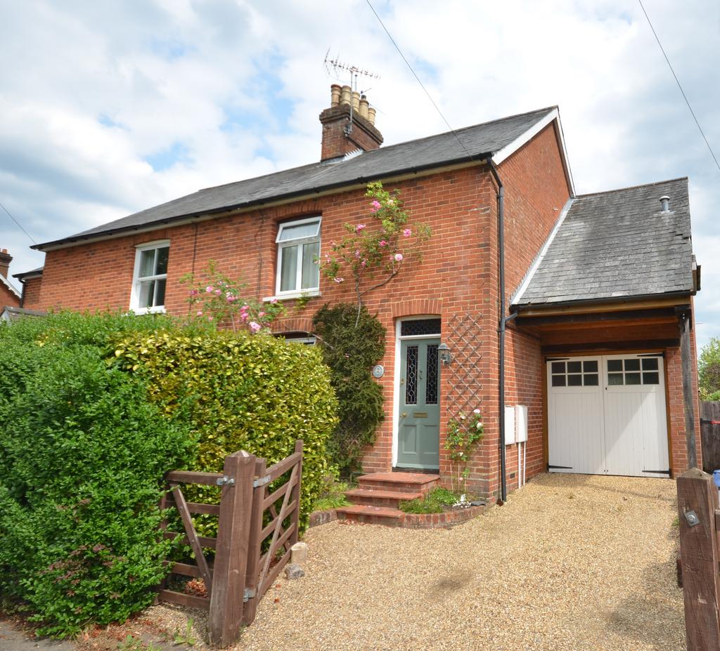 Hamlash Lane, Frensham, Farnham, Surrey, GU10 4 bed semidetached house